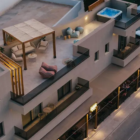 Ark Luxury Suite, Hot Tub & Sea Views, By Zantewize Tragaki