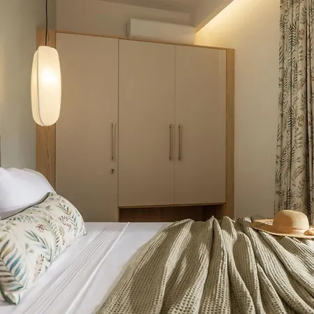 Ark Luxury Suite, Hot Tub & Sea Views, By Zantewize Tragáki