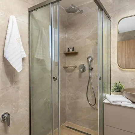Ark Luxury Suite, Hot Tub & Sea Views, By Zantewize Appartement *