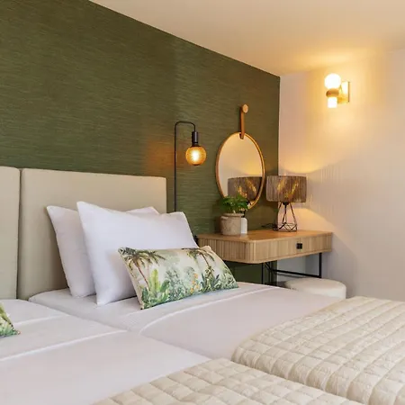 Ark Luxury Suite, Hot Tub & Sea Views, By Zantewize