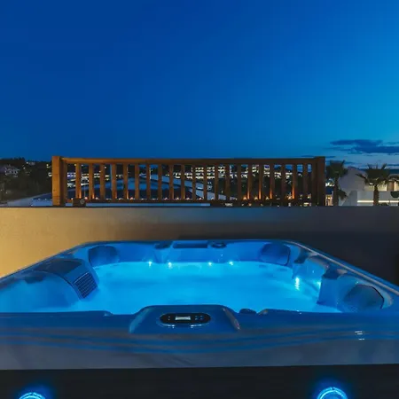 Ark Luxury Suite, Hot Tub & Sea Views, By Zantewize Lejlighed