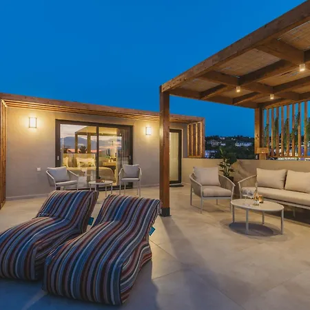 Ark Luxury Suite, Hot Tub & Sea Views, By Zantewize Tragaki