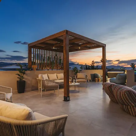 Ark Luxury Suite, Hot Tub & Sea Views, By Zantewize Lejlighed *