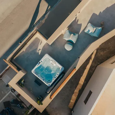 Ark Luxury Suite, Hot Tub & Sea Views, By Zantewize Apartman Tragáki